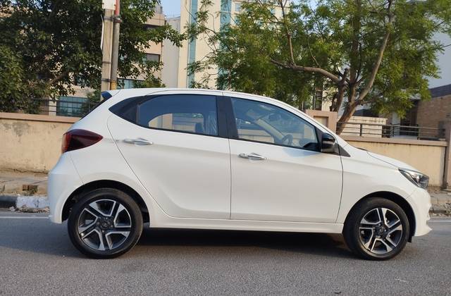 https://images10.gaadi.com/usedcar_image/4536138/original/c3f1a4b5765a2fce7c948fff3cd3d0e4.jpg?imwidth=6401