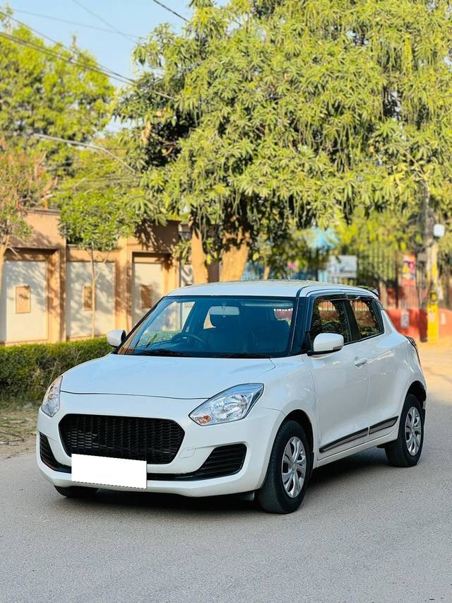 https://images10.gaadi.com/usedcar_image/4536281/original/processed_b3020e7fa53882dbbe82ad344b0fdde9.jpg?imwidth=6402