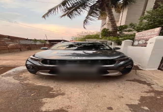 https://images10.gaadi.com/usedcar_image/4536524/original/b6904cab-8342-4f53-9b5d-ba77cb0158b9.?imwidth=6400