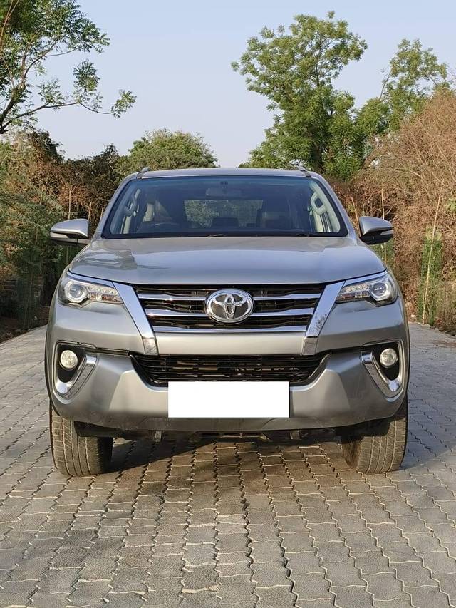 https://images10.gaadi.com/usedcar_image/4536526/original/processed_e2bf8cdd04fe9ed5a599dfd79b061432.jpg?imwidth=6400