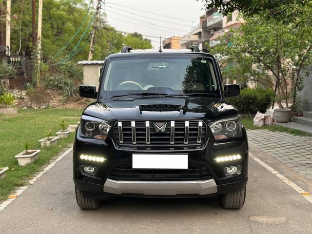 https://images10.gaadi.com/usedcar_image/4536621/original/processed_e2629eabd82a4c2d4e878b2b990b3909.jpg?imwidth=6401