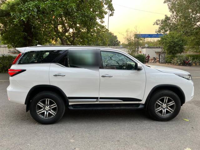 https://images10.gaadi.com/usedcar_image/4536740/original/processed_cb37ead7ffb70ce94f6027d26cdac9e2.jpg?imwidth=6401