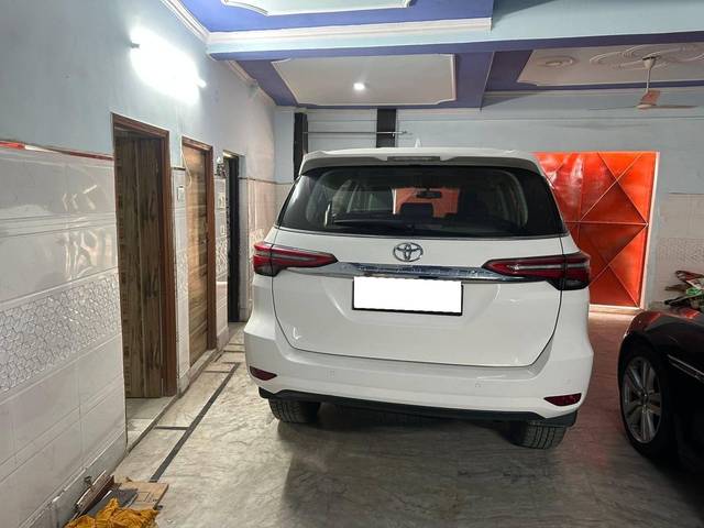 https://images10.gaadi.com/usedcar_image/4536782/original/processed_6508617f-d111-414d-9e29-f0abf7837435.jpg?imwidth=6401
