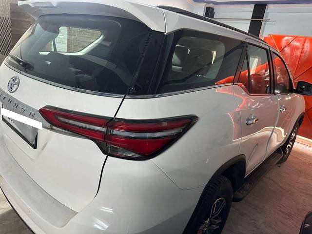 https://images10.gaadi.com/usedcar_image/4536782/original/processed_a4f8cc07-947a-43f1-844b-8ec2fa3b9134.jpg?imwidth=6402