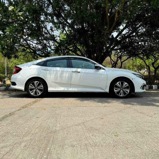 https://images10.gaadi.com/usedcar_image/4536798/original/f7d2020933e204eaf81618270962cfcd.jpg?imwidth=6401