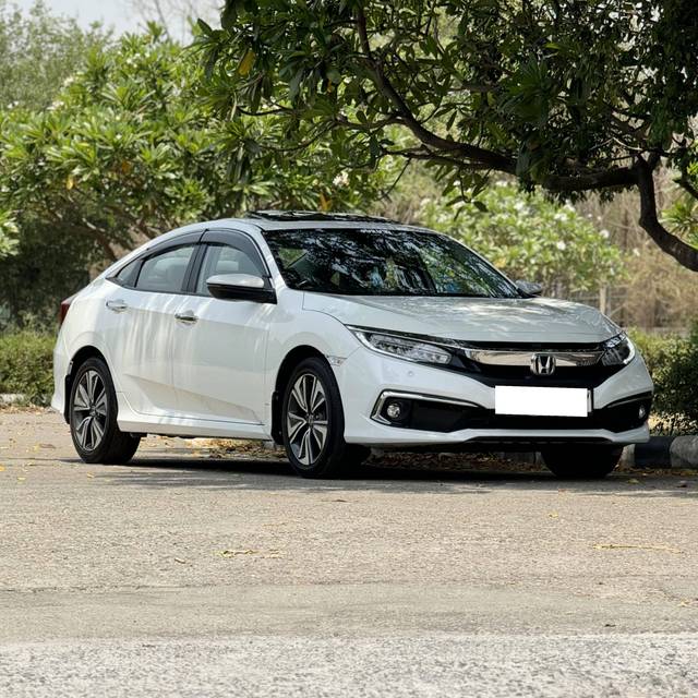 https://images10.gaadi.com/usedcar_image/4536798/original/processed_a8f8859297f2aabdafa18d9559c4079f.jpg?imwidth=6400