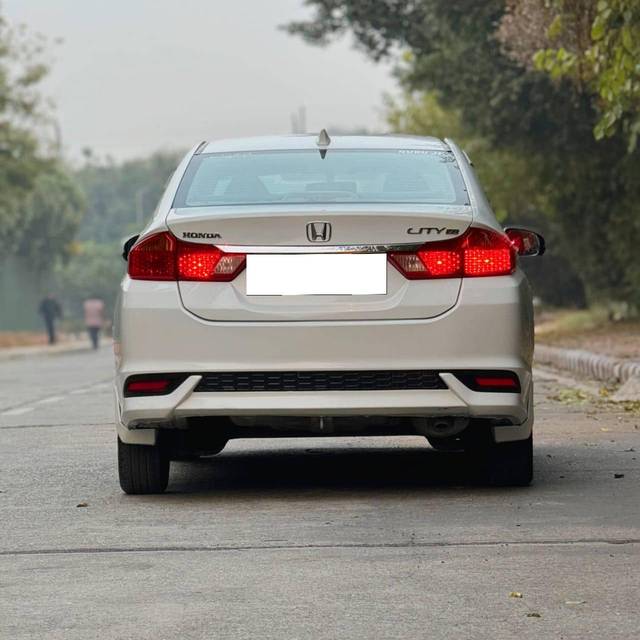 https://images10.gaadi.com/usedcar_image/4536808/original/processed_0d5a57e8d28a3f516e59b0d17cdc9d35.jpg?imwidth=6402