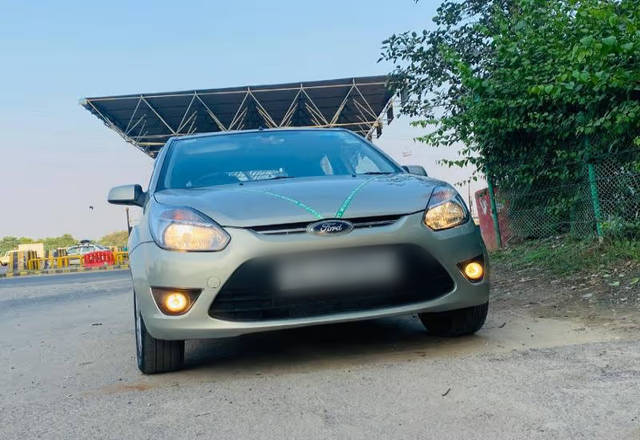 https://images10.gaadi.com/usedcar_image/4536868/original/aa3ba4de-604a-4192-9dfb-d1738aff55d5.?imwidth=6400
