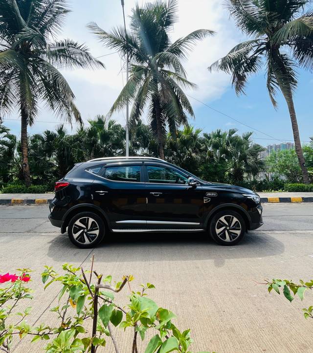https://images10.gaadi.com/usedcar_image/4536904/original/processed_bf84b1297f9180fd9ff29884d1596d1b.jpeg?imwidth=6401