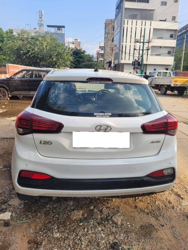 https://images10.gaadi.com/usedcar_image/4536910/original/processed_2b9ccf617c9ed0bc3e2c8de7a9dcc10c.jpg?imwidth=6401