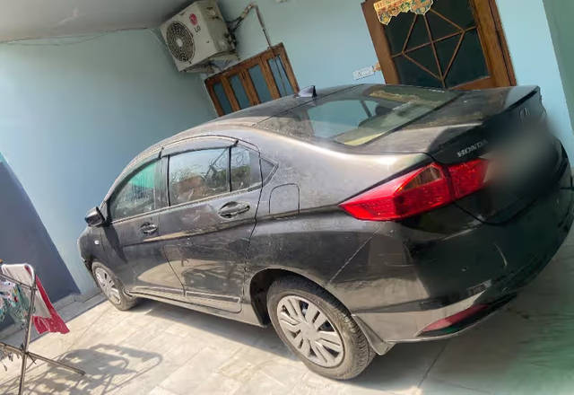 https://images10.gaadi.com/usedcar_image/4537003/original/04e12e09-08aa-4a4f-8add-0ca325ce2420.?imwidth=6401