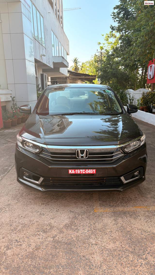 https://images10.gaadi.com/usedcar_image/4537021/original/2ca1cfa2d6e821b7bebbbfa866fa64d9.jpg?imwidth=6400