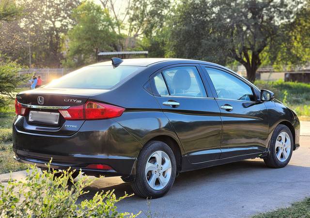 https://images10.gaadi.com/usedcar_image/4537036/original/processed_b621bffd64dcd1507fbb8243632a7a87.jpg?imwidth=6402