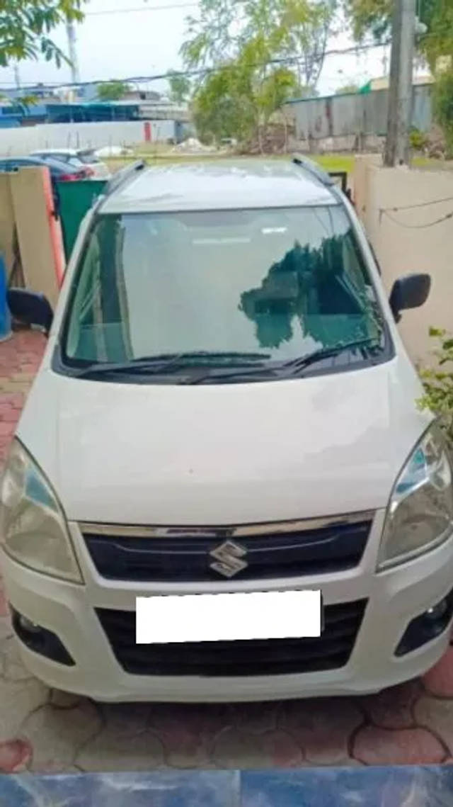 https://images10.gaadi.com/usedcar_image/4537048/original/processed_db7f2c12-b87a-4770-aeb6-1dba61a12b9e.webp?imwidth=6400