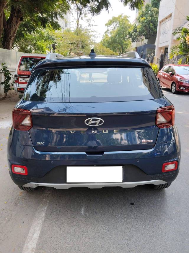 https://images10.gaadi.com/usedcar_image/4537050/original/processed_e40ff37012a3de3fc4156c3a49b073fd.jpg?imwidth=6401