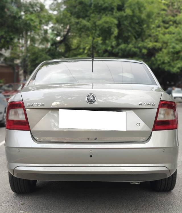 https://images10.gaadi.com/usedcar_image/4537281/original/processed_1e732d8b6d17fffc77b2a960d1b1794d.jpg?imwidth=6402