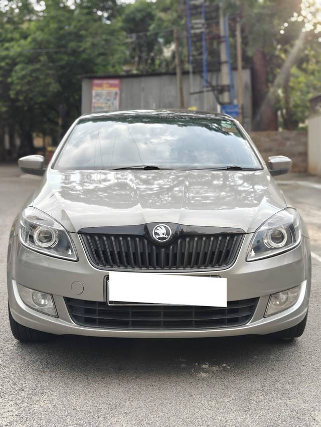 https://images10.gaadi.com/usedcar_image/4537281/original/processed_ce44cf7584117b313deafe05fab8b3da.jpg?imwidth=6401