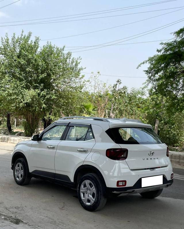https://images10.gaadi.com/usedcar_image/4537298/original/processed_8717e90083b3c4047cf0d4f413b2411c.jpg?imwidth=6402