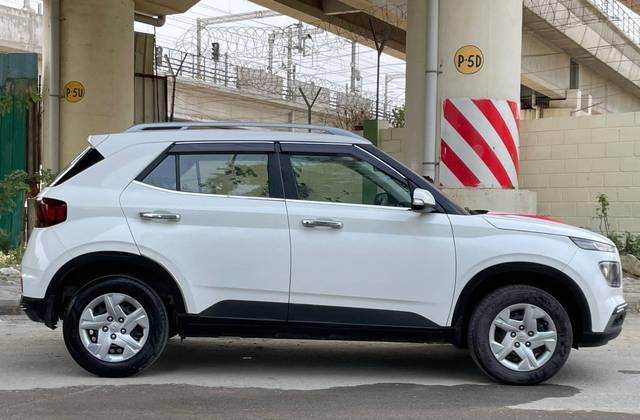 https://images10.gaadi.com/usedcar_image/4537298/original/processed_8789240f2546202955e21ceafab8e768.jpg?imwidth=6401