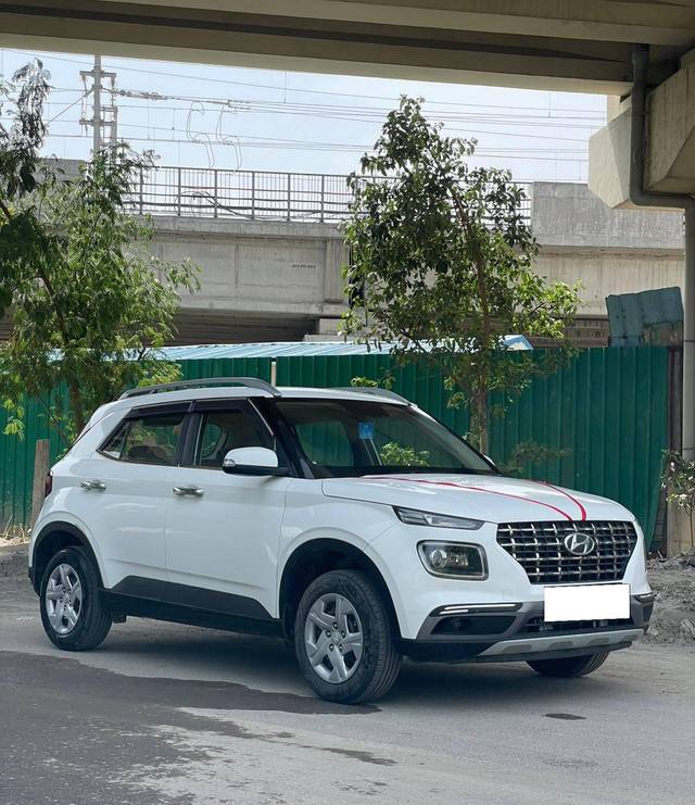 https://images10.gaadi.com/usedcar_image/4537298/original/processed_8f99caaee3900d27aab422f8e6cd4f10.jpg?imwidth=6400