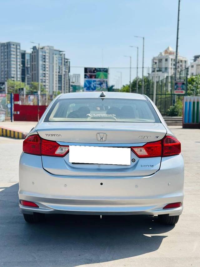 https://images10.gaadi.com/usedcar_image/4537355/original/processed_fb01e07b8eef1920b1dc92a821919b27.jpg?imwidth=6402