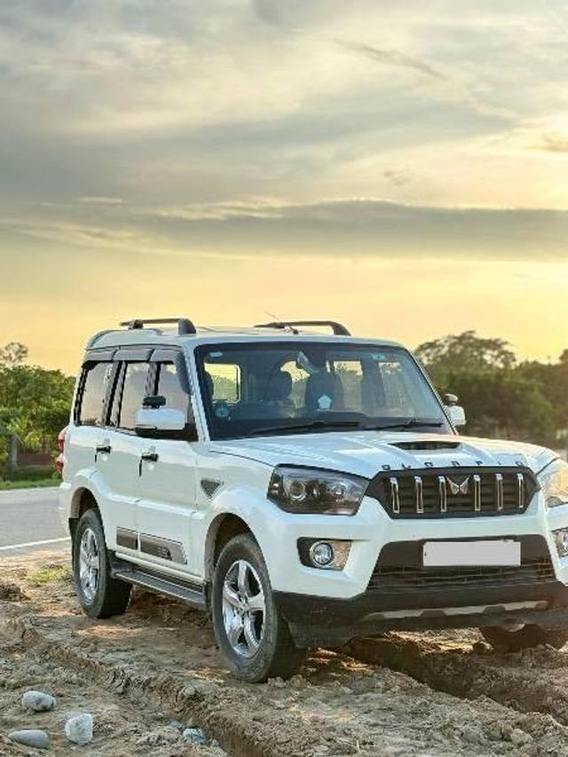 https://images10.gaadi.com/usedcar_image/4537530/original/processed_871b41aa-e91a-42a1-9f5c-b60233eb15c1.jpeg?imwidth=6400