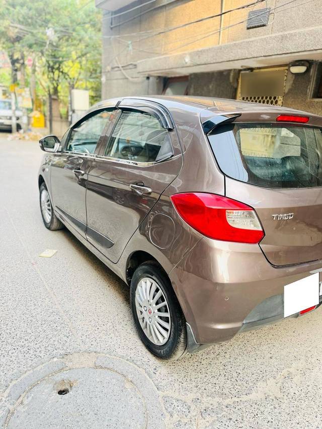 https://images10.gaadi.com/usedcar_image/4537681/original/processed_23164778b05d02448cfd324771e44b43.jpg?imwidth=6402