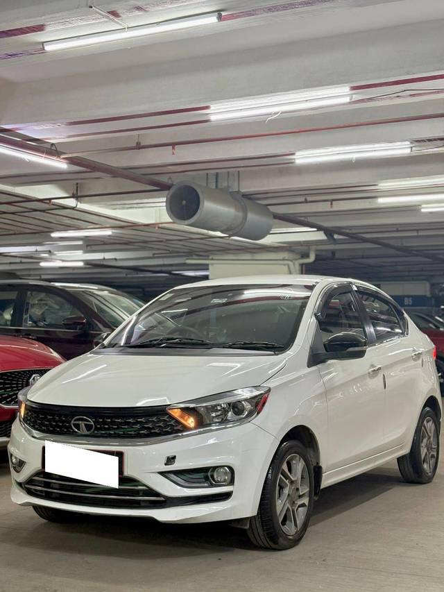 https://images10.gaadi.com/usedcar_image/4537715/original/processed_43f41f57d3931bbcad815ec8930595ae.jpg?imwidth=6402