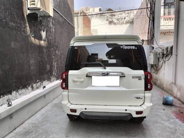 https://images10.gaadi.com/usedcar_image/4537729/original/processed_f684f85e-50dc-445d-959c-8dcd8f5272a5.jpeg?imwidth=6401