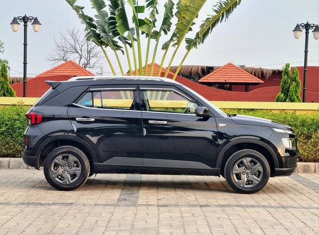 https://images10.gaadi.com/usedcar_image/4537863/original/27c4fa04962479da78851044103328de.jpg?imwidth=6401