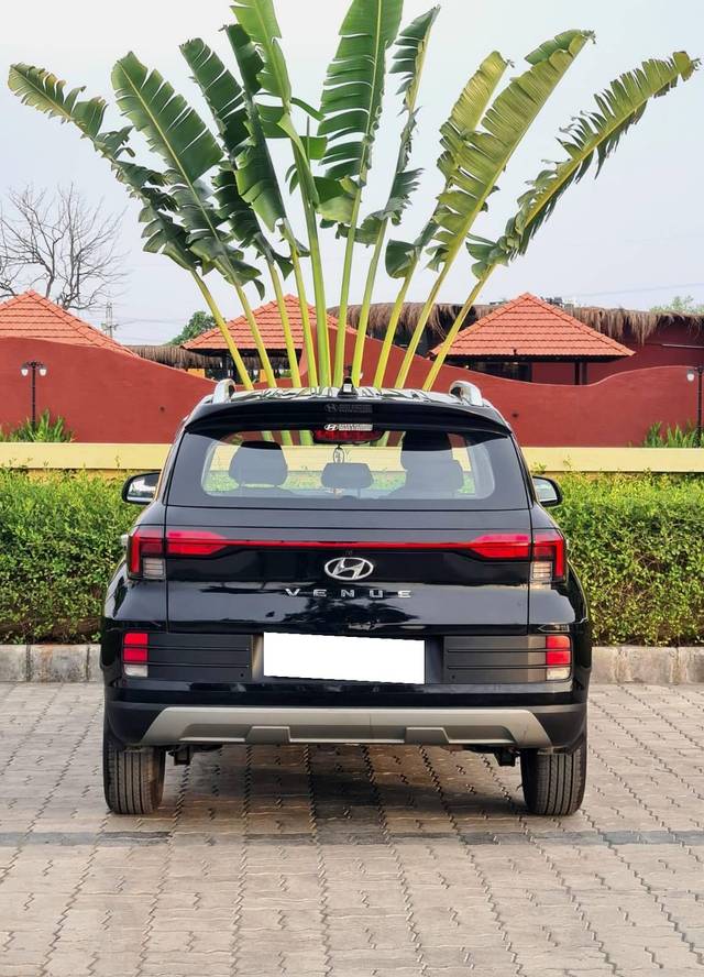 https://images10.gaadi.com/usedcar_image/4537863/original/processed_4ce9ab9da0a9fdf4c0d8a1998486c90b.jpg?imwidth=6402