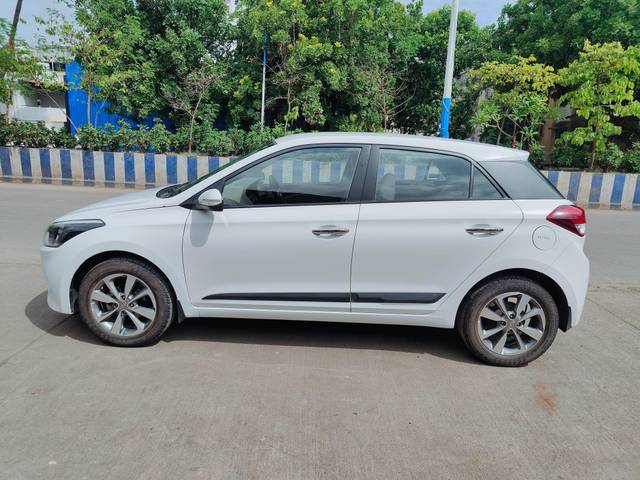 https://images10.gaadi.com/usedcar_image/4537932/original/processed_a1f8c9bd9fb017a814d495e4d9f2e062.jpg?imwidth=6402