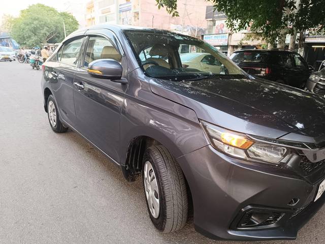 https://images10.gaadi.com/usedcar_image/4537972/original/processed_8ffae6b87b188f54a56b1d5567978f58.jpg?imwidth=6401