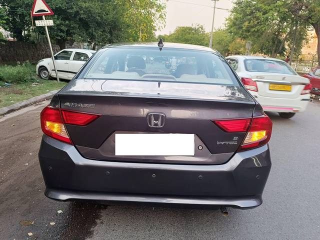 https://images10.gaadi.com/usedcar_image/4537972/original/processed_98788e308d0653cf1b90499c2e3eca7b.jpg?imwidth=6402