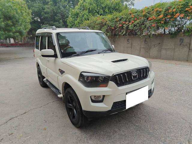 https://images10.gaadi.com/usedcar_image/4538011/original/processed_52301bfbb71ddc2993fcbcbeac9b171b.jpg?imwidth=6400