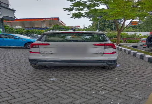 https://images10.gaadi.com/usedcar_image/4538034/original/31e78d4e-9afa-4430-8abf-85618f1b65d7.?imwidth=6401