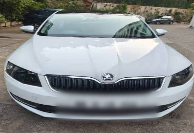 https://images10.gaadi.com/usedcar_image/4538060/original/c3fb3db3-e3b8-40c2-a521-6cab5cc2b37d.?imwidth=6400