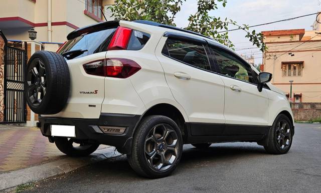 https://images10.gaadi.com/usedcar_image/4538126/original/processed_4d7e96ffc7ea7c211750a18a71df873b.jpg?imwidth=6401