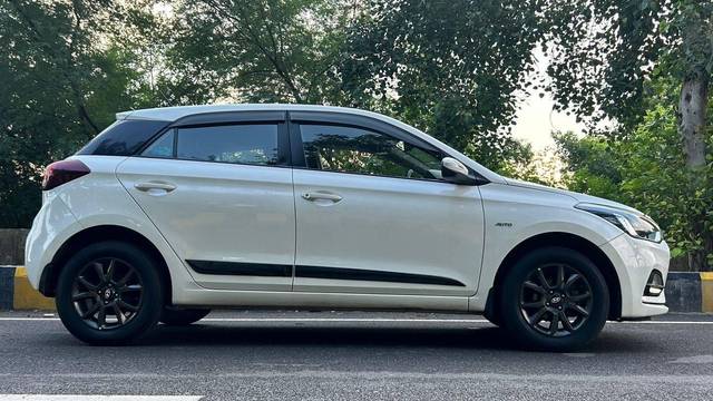 https://images10.gaadi.com/usedcar_image/4538137/original/processed_0344439c476f8e385ca646a06a4f24e1.jpg?imwidth=6401