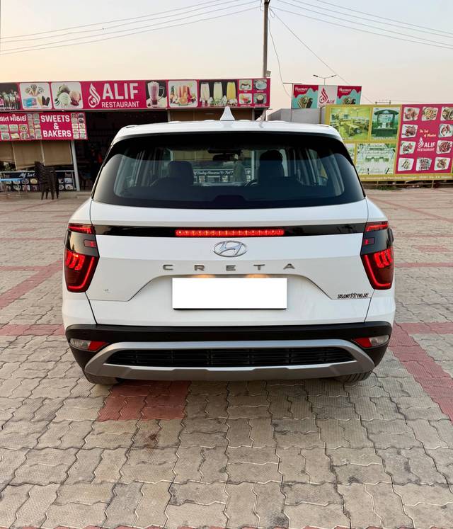 https://images10.gaadi.com/usedcar_image/4538156/original/processed_2d941977-4965-4aff-bd9b-c6f8525abd4f.jpg?imwidth=6402