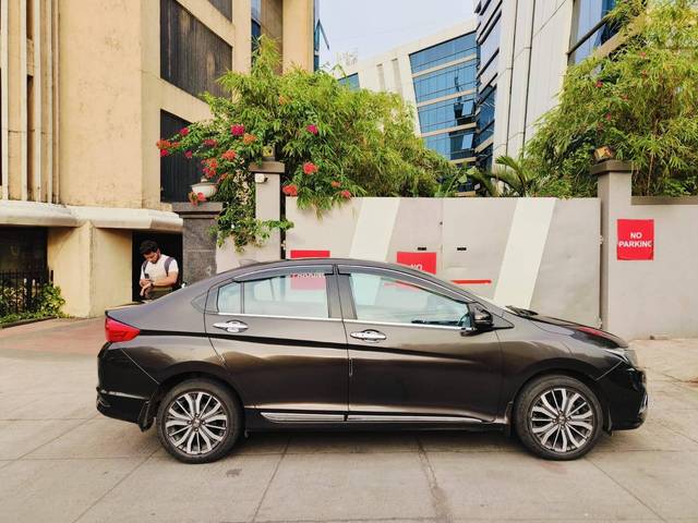 https://images10.gaadi.com/usedcar_image/4538263/original/processed_6409fd779e8eea9e032b1061913045c8.jpeg?imwidth=6401