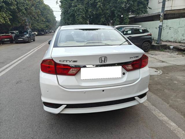 https://images10.gaadi.com/usedcar_image/4538272/original/processed_ab0cf74cc5a44846bccdfb3b4a4f708e.jpg?imwidth=6402