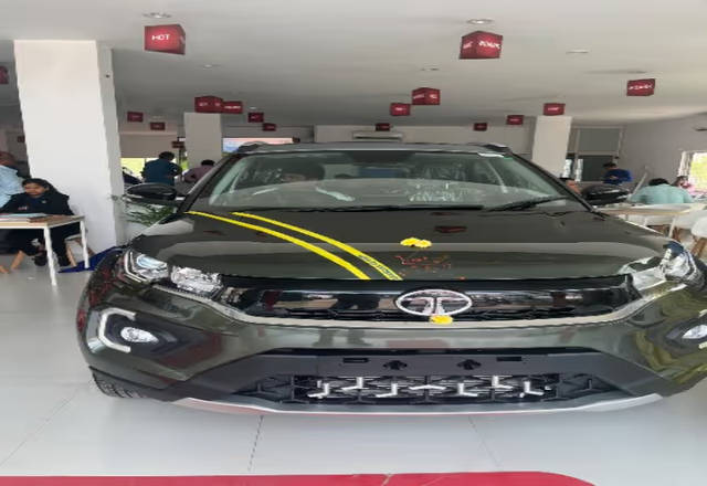https://images10.gaadi.com/usedcar_image/4538282/original/2490dbfb-110d-4fe4-b419-f544f12aabc2.?imwidth=6400
