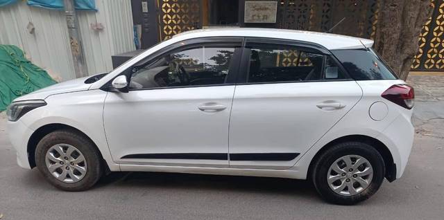 https://images10.gaadi.com/usedcar_image/4538302/original/processed_ec6b68bfdf44594e5d8e99f604b66508.jpg?imwidth=6402