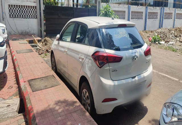 https://images10.gaadi.com/usedcar_image/4538307/original/fc46b9af-0486-4b02-91df-58bbf6bf2116.?imwidth=6402