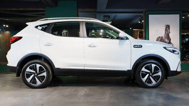 https://images10.gaadi.com/usedcar_image/4538415/original/processed_d9045b682d2a58f7427790ddc57a265c.jpg?imwidth=6401