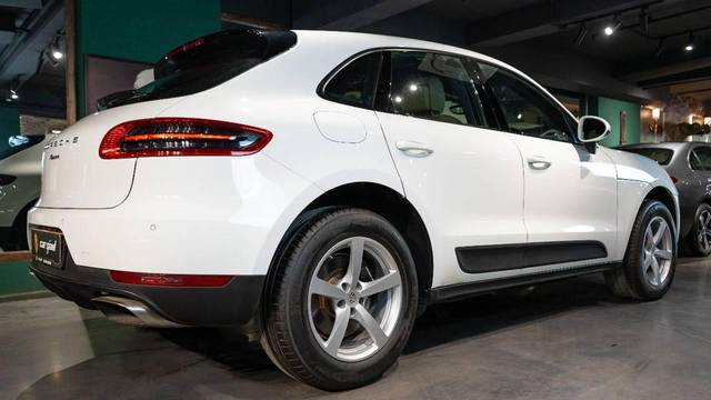 https://images10.gaadi.com/usedcar_image/4538453/original/processed_8808f6cca9e5c7b099339ce6c1829fb0.jpg?imwidth=6402