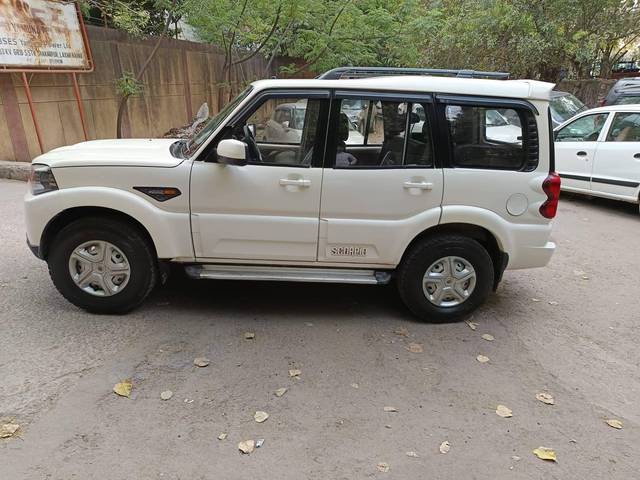 https://images10.gaadi.com/usedcar_image/4538460/original/processed_90e438a65baa21bffc44240301a0da1c.jpeg?imwidth=6402