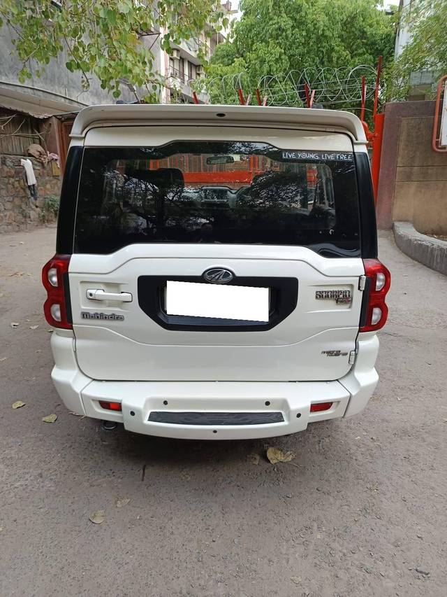 https://images10.gaadi.com/usedcar_image/4538460/original/processed_c8bf155c98efe1a808abdba4c9c4b59f.jpeg?imwidth=6401