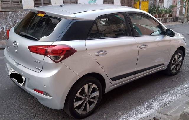 https://images10.gaadi.com/usedcar_image/4538474/original/processed_8cd2831d98bb7477fab5ee0ce9a8dd50.jpg?imwidth=6402